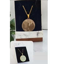 Çift Taraflı Lazer Kazıma Kolye – Bir Yüzü Fotoğraf, Diğer Yüzü Yazı Tasarımlı (Gold)