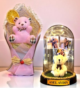 Sizlere Özel İsimli 3 Fotoğraflı Led Işıklı Fanus ve Pembe Peluş Ayıcık Buketi (Model 1)