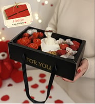 SİYAH TAŞINABİLİR FOR YOU YAZILI ŞIK KUTUDA ZARİF KADIN VE ÇİÇEKLER EL YAPIMI MUM BUKETİ- LOVE DESEN TABANLIK (Siyah - Beyaz - Kırmızı)