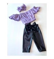 Kız Çocuk, Likralı Deri Fiyonk Detaylı Pantolon, Lila Straplez Crop Bluz Ve Saç Bandı Takımı.