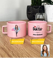 Kişiye Özel Karikatürlü Doktor Hediye Pastel Fincan Kadın Doktora Hediye Tıp Bayramı Hediyesi (Pembe)