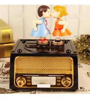 Nostaljik Radyo Tasarımlı Öpüşen Çift Figürlü Müzik Kutusu