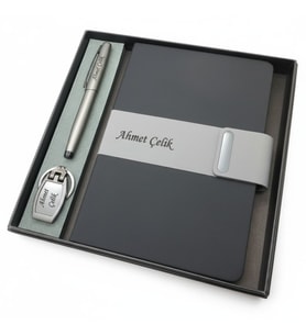 Signator® Codex  N380 Kişiye Özel Defterli Set - İsme Özel Gri Kalem + İsme Özel Siyah Defter + İsme Özel Anahtarlık  İsme Özel Kutusunda Hediyelik Set (Karışık)