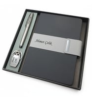 Signator® Codex  N380 Kişiye Özel Defterli Set - İsme Özel Gri Kalem + İsme Özel Siyah Defter + İsme Özel Anahtarlık  İsme Özel Kutusunda Hediyelik Set (Karışık)