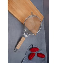 Ahşap Saplı Paslanmaz Çelik Un Makarna Sebze Süzgeci – Yuvarlak Tel Elek 18 cm