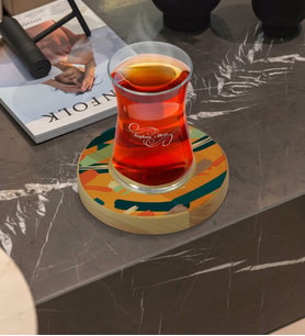 BK Gift Kişiye Özel Modern Art Tasarımlı Doğal Ahşap Tabaklı Heybeli Çay Bardağı Model 7