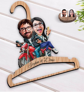 BK Gift Kişiye Özel Sevgililer Karikatürlü Standart Boy Ahşap Elbise Askısı-97