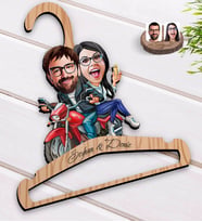 BK Gift Kişiye Özel Sevgililer Karikatürlü Standart Boy Ahşap Elbise Askısı-97