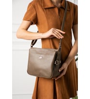 Givenza Kadın Çok Bölmeli  Çapraz Askılı Omuz Çantası – Günlük Kullanım Şık ve Kullanışlı Deri Görünümlü Çanta (Koyu Violet)