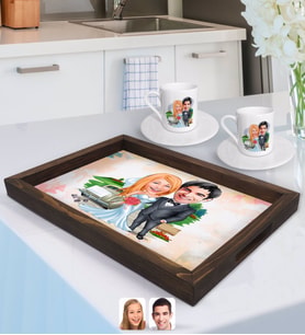 BK Gift Kişiye Özel Evleniyoruz Karikatürlü Doğal Ahşap Tepsi ve 2’li Kahve Fincan Seti-1