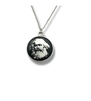 Karl Marx Yuvarlak Figürlü Unisex Kolye – Felsefe, Emek ve Devrimci Düşüncenin Simgesi