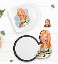 BK Gift Kişiye Özel Kadın Grafik Tasarımcı Karikatürlü Beyaz Kupa ve Ahşap Bardak Altlığı Hediye Seti-1