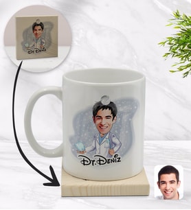 BK Gift Kişiye Özel Erkek Diş Hekimi Karikatürlü Beyaz Kupa Bardak ve Ahşap Bardak Altlığı Hediye Seti - Model 3