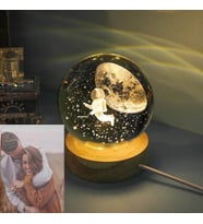 Kişiye Özel Fotoğraf Hediyeli Büyük Boy Işıklı Ahşap Kaideli Astronot Temalı Cam Küre 8cm