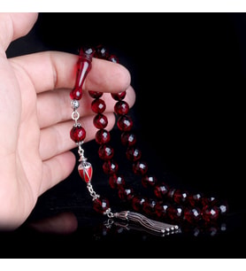 KIRMIZI RENK FASET KESİM GÜMÜŞ PÜSKÜLLÜ DAMLA KEHRİBAR TESBİH
