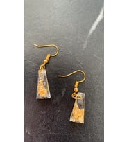 Şeffaf Renkli Gold Varak Parlak Gold Aksesuarlı Piramit Şekil Sallantılı Epoksi Küpe Hediyelik