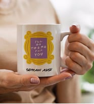BK Gift Kişiye Özel İsimli Friends Kapı Çerçevesi Tasarımlı Beyaz Kupa Bardak - Model 1