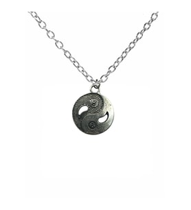 Yin Yang Sembolü Figürlü Kolye – 60 cm Zincirli Zamak Kaplama Unisex Denge ve Uyum Aksesuarı (Gümüş)