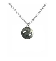 Yin Yang Sembolü Figürlü Kolye – 60 cm Zincirli Zamak Kaplama Unisex Denge ve Uyum Aksesuarı (Gümüş)