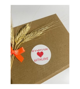 Handmade With Love Ortası Çizim Kalpli Kırmızı Yazı Yuvarlak Yapışkanlı Etiket 5x5 cm 100 adet