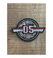 6X8 CM NAKIŞ İŞLEME VE TAŞLI 05 YAZILI ÜTÜ İLE YAPIŞAN APLİKE ARMA YAMA
