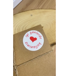İyi Günlerde Kullanınız Kalpli Kırmızı Yazılı Yuvarlak Yapışkanlı Etiket 5x5 cm 100 Adet