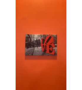 Cadde'de Kırmızıyla Yazılı Love Natürel Tasarım Ahşap Çerçeve Ev İşyeri Ofis Duvar Kanvas Tablo SBK4 (Çok Renkli)