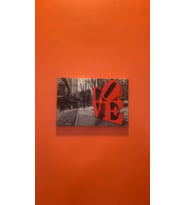 Cadde'de Kırmızıyla Yazılı Love Natürel Tasarım Ahşap Çerçeve Ev İşyeri Ofis Duvar Kanvas Tablo SBK4 (Çok Renkli)