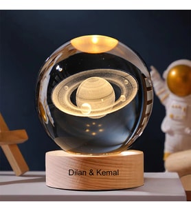 Kişiye Özel Işıklı Ahşap Kaideli Satürn Cam Küre 8cm*6cm