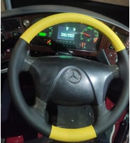DİKİŞLİ DİREKSİYON KILIFI SARI / SİYAH DERİ SİYAH DİKİŞLİ MERCEDES TIR OTOBÜS BU DİREKSİYONLARA