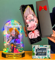 Kişiye Özel Renkli Led Işıklı Fanus ve Kutusunda Pembe Ayıcık Buketi (Model 7)
