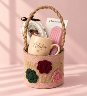 Ng Gifts Premium Örgü Çiçek Motifli Silindir Sepette Kişiye Özel İsimli Kupa, Fotoğraf Çerçevesi ve Pembe Mum Hediye Seti