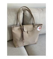 BAGLOVİS CHARM DETAYLI BÜYÜK BOY TOTE ÇANTA EN40 BOY30 (Vizon)