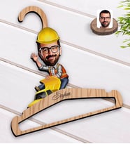 BK Gift Kişiye Özel Erkek Yol Mühendisi Karikatürlü Standart Boy Ahşap Elbise Askısı-1
