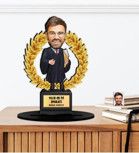 Kişiye Özel Karikatürlü Yılın Avukatı Ahşap Oscar - Masaüstü Biblo