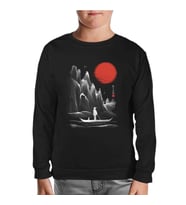 Man on the Boat in Japanese Landscape Siyah Çocuk Sweatshirt