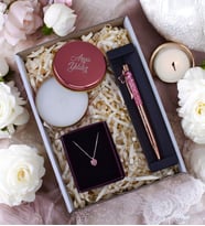 Kişiye Özel Pembe Metal Kutulu Mum& Pembe Renkli Kalp Model Zirkon Kolye& Pembe Renkli Kelebek Detaylı Kalem Hediye Seti