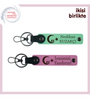 Kız Kardeşe Unutulmaz Hediye, Çocuk Ve Ayyıldız Temalı İsimli 2’li Anahtarlık, Açık Yeşil-Pembe