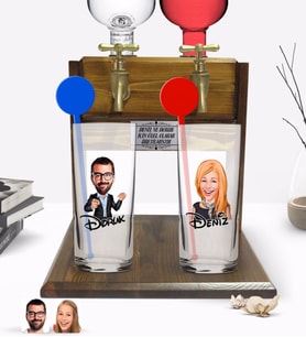BK Gift Kişiye Özel Renkli Baskılı Erkek ve Kadın Karikatürlü İkili Vodka Bardağı ve Çift Musluklu Doğal Ahşap Vodka Standı-4 (Model 1)