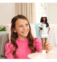 Barbie Fashionistas Bebek, Eteği Püsküllü Gümüş Rengi Işıltılı Elbisesi, Kovboy Tarzı Beyaz Şapkası (Çok Renkli)