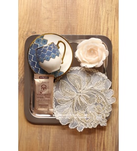 Sunumluk Tepsi & Porselen Chekers Fincan & İğne Oyası Bardak Altı & Dekoratif Mum & Mehmet Efendi Türk Kahvesi Hediye Seti