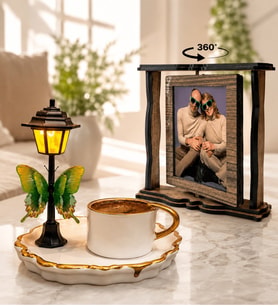 Kişiye Özel 2 Fotoğraflı Dönen Ahşap Çerçeve ve Sokak Lambalı Premium Kahve Fincanı
