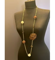 KAHVERENGİ GÜLLÜ TAŞLI KADIN KOLYE BOY 50 CM