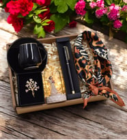 Kişiye Özel Siyah Gold Detaylı Roller Kalem& Gold Detaylı Siyah Tekli Fincan& Leopar Desenli Fular& Gold Renk Çiçek Model Broş& Işıklı Mini Fanus Melek Hediye Seti