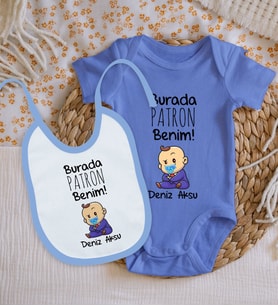 BK Kids Kişiye Özel Burada Patron Benim Tasarımlı Mavi %100 Pamuklu Kısa Kol Bebek Body Zıbın ve Mama Önlüğü Hediye Seti