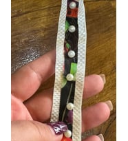 İNCİ BONCUKLU RENKLİ ŞERİT DİKİŞ GİYİM AKSESUARI EN 2 CM (1 METRE )