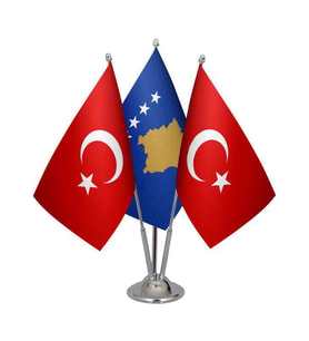 Masa Üstü Kosova Bayrağı Türk Bayrağı Üçlü Krom Direk Masa Bayrak Seti