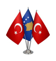 Masa Üstü Kosova Bayrağı Türk Bayrağı Üçlü Krom Direk Masa Bayrak Seti