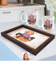BK Gift Kişiye Özel Kadın Radyocu Karikatürlü Doğal Ahşap Tepsi ve 2’li Kupa Bardak Seti-1