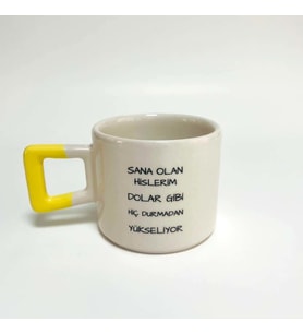 Sana Olan Hislerim Dolar Gibi Baskılı Sarı Kare Kulplu Kupa (Beyaz)